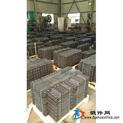 江西鍛造廠專業(yè)生產(chǎn)挖掘機搖臂，吊鉤，管卡等鍛造件