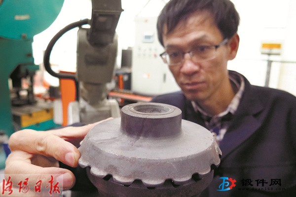 夏占雪在檢查生產線上的檢測設備