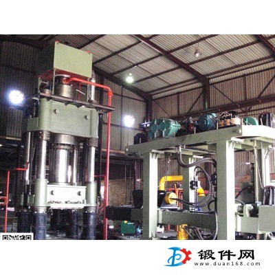 安陽(yáng)800噸自由鍛熱鍛壓力機(jī)三梁四柱油壓機(jī)