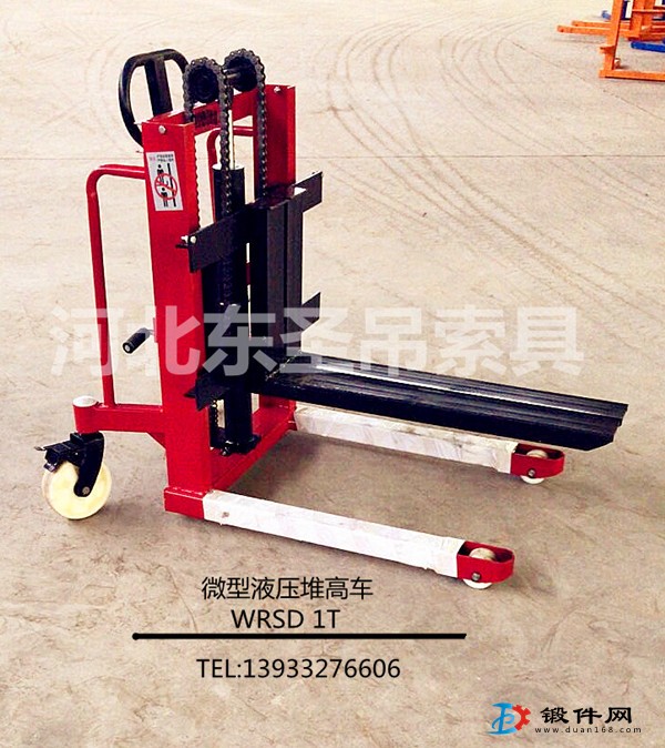 液壓堆高叉車堆高搬運(yùn)